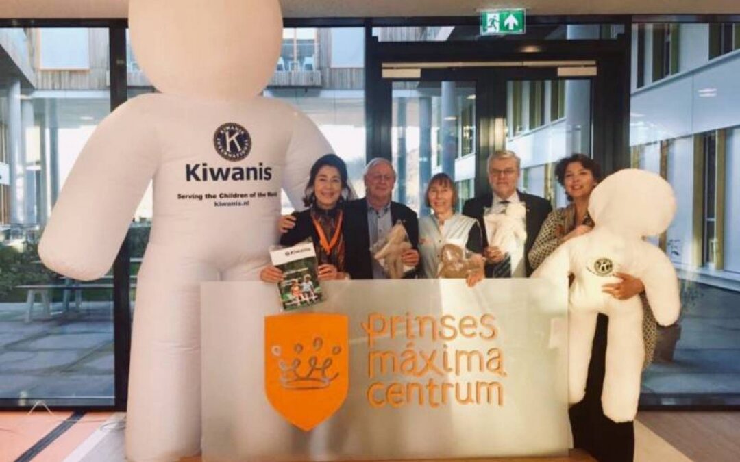 Kiwanis schenkt poppen aan het Slingeland Ziekenhuis en het SKB